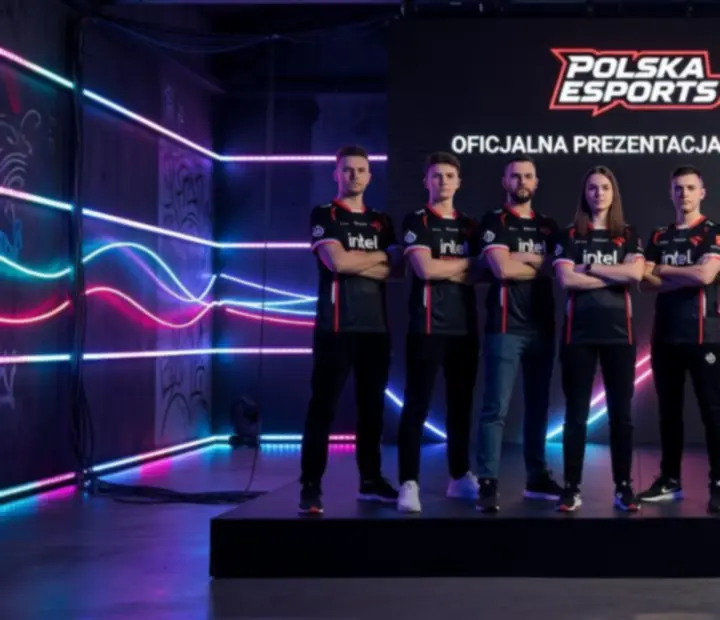 Profesjonalna drużyna esportowa pozująca na futurystycznej scenie